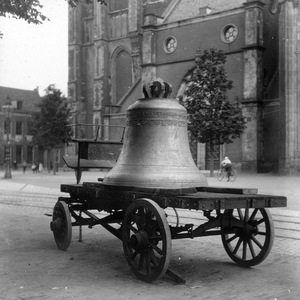 811971 Afbeelding van de aflevering van een nieuwe klok voor het carillon van de Domtoren (Munsterkerkhof) te ...